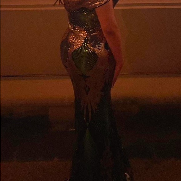 Off the shoulder Green/Gold sequence floor length prom dress! - Picture 5 of 6